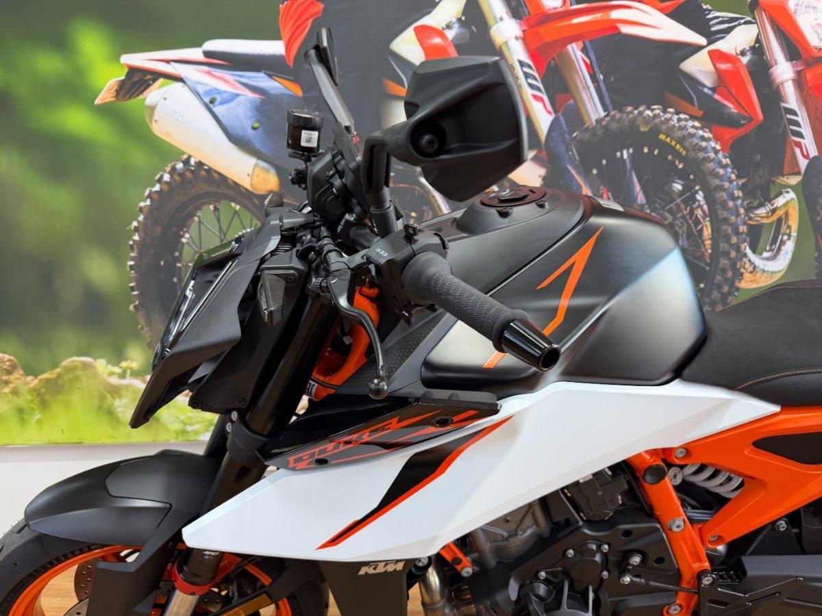 2026 KTM 990 DUKE R ROAD