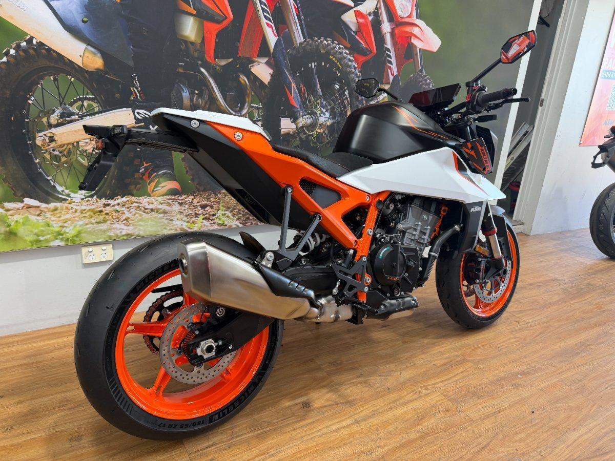 2026 KTM 990 DUKE R ROAD