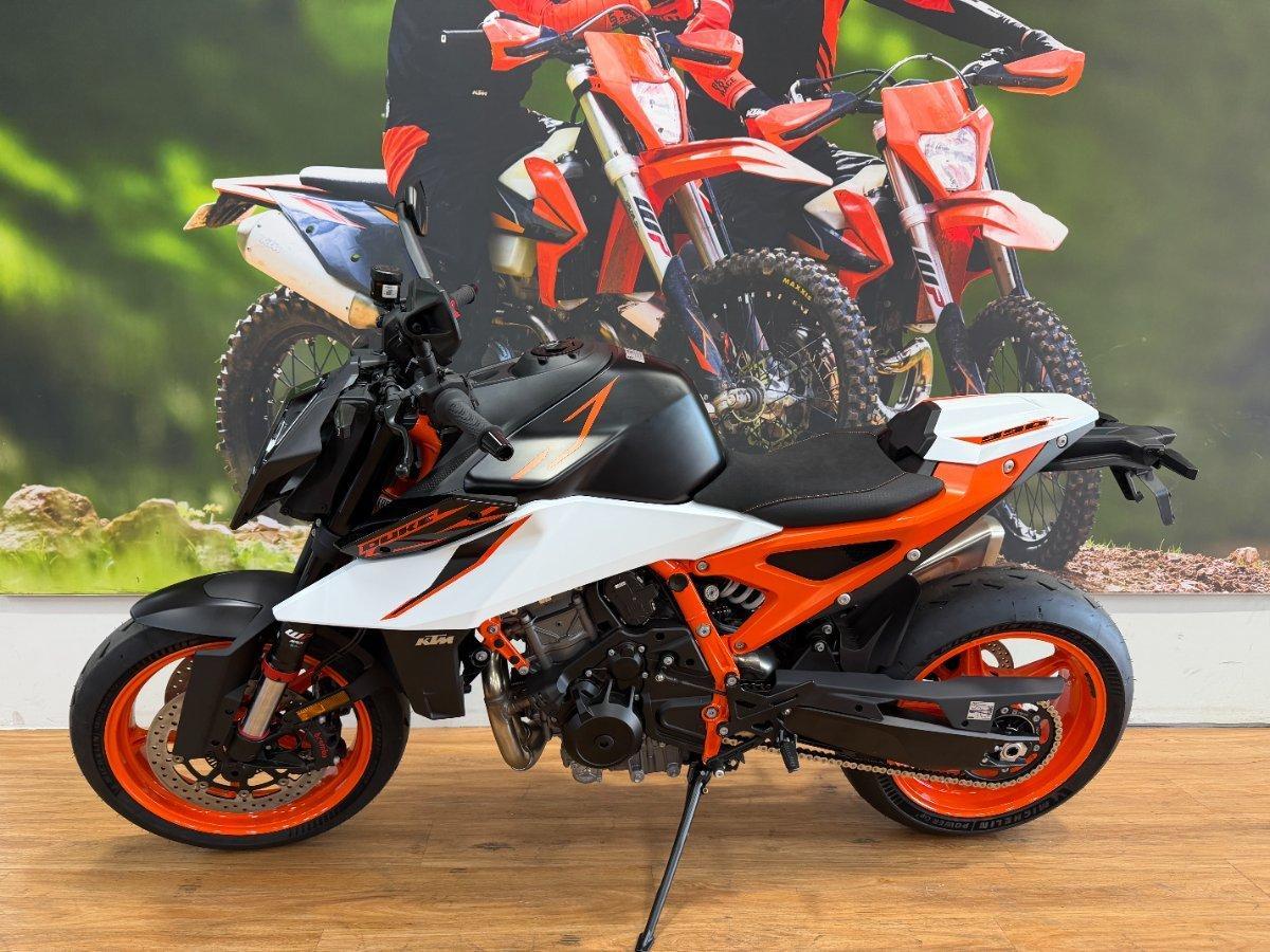 2026 KTM 990 DUKE R ROAD