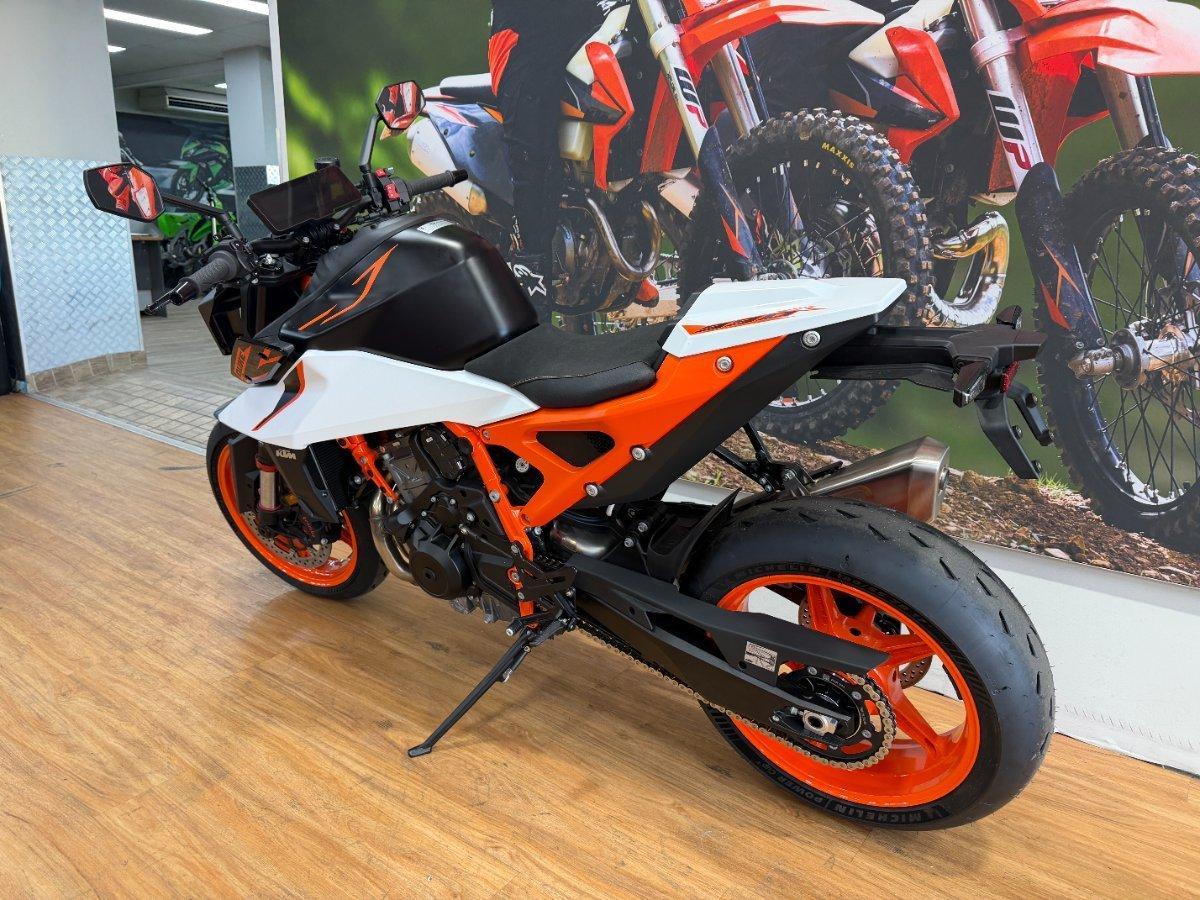 2026 KTM 990 DUKE R ROAD
