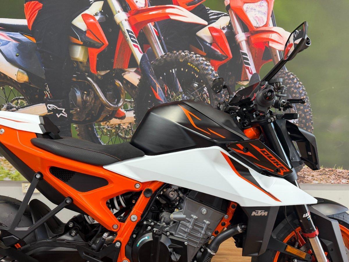 2026 KTM 990 DUKE R ROAD