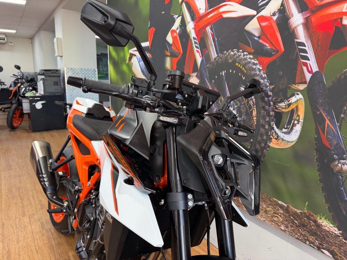 2026 KTM 990 DUKE R ROAD