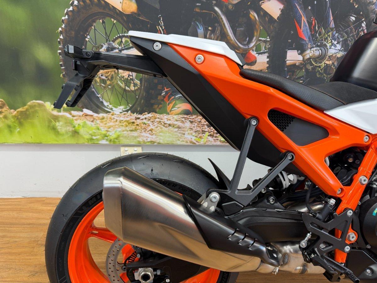 2026 KTM 990 DUKE R ROAD