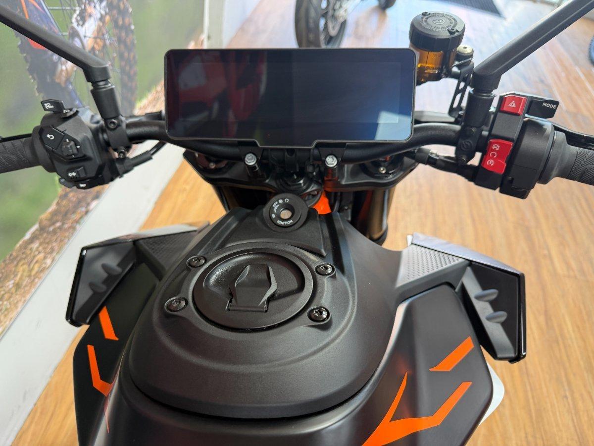 2026 KTM 990 DUKE R ROAD