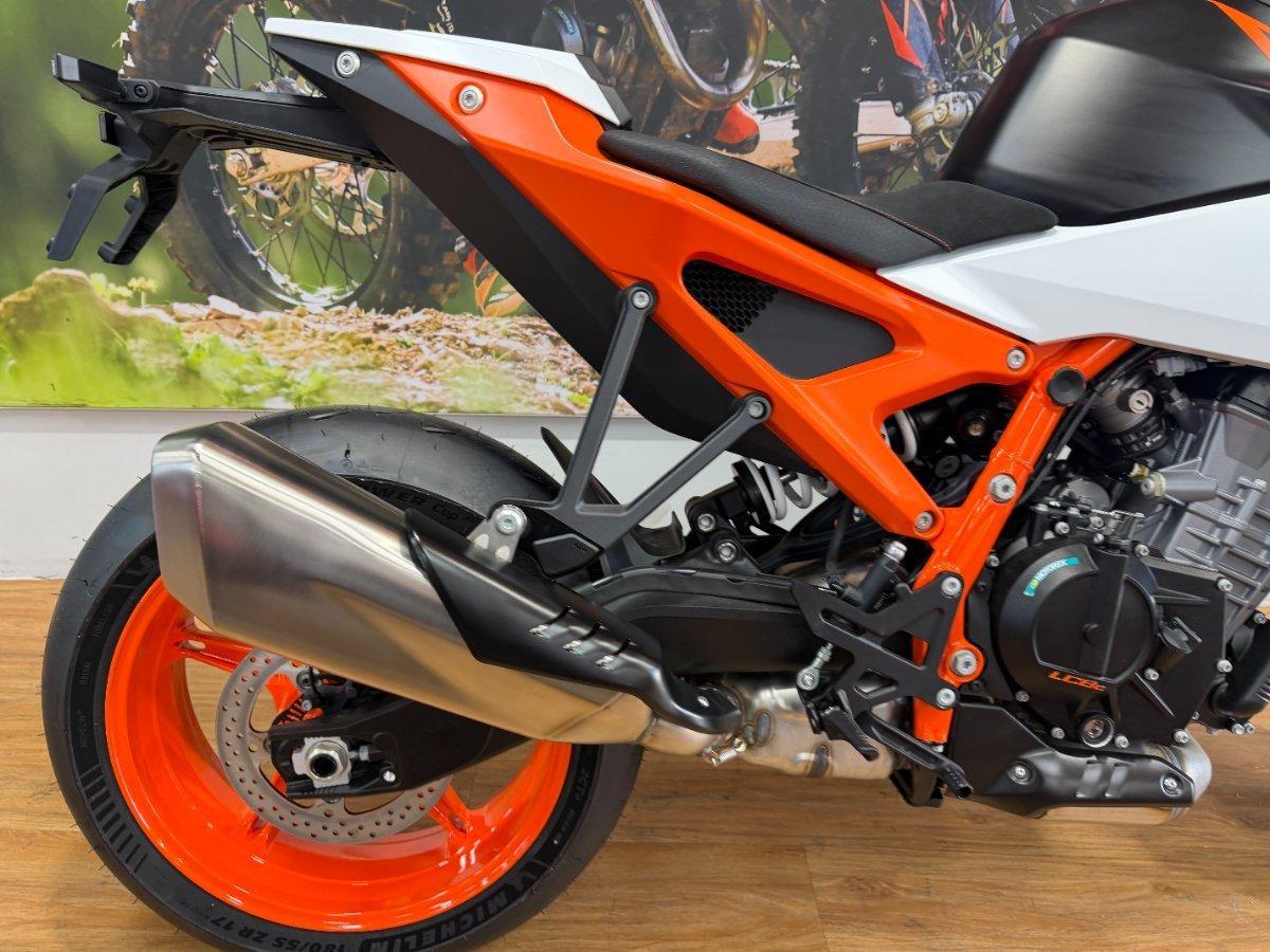 2026 KTM 990 DUKE R ROAD