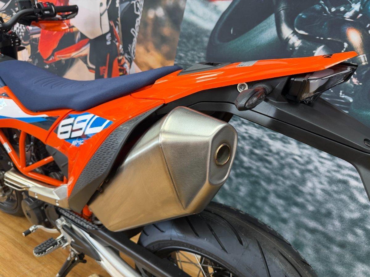 2024 KTM 690 SMC R SUPERMOTARD
