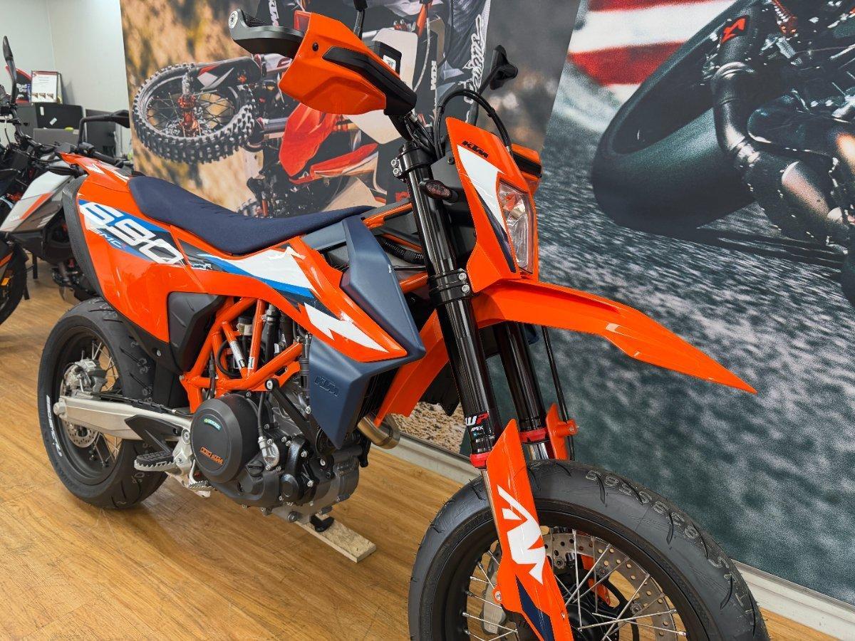2024 KTM 690 SMC R SUPERMOTARD