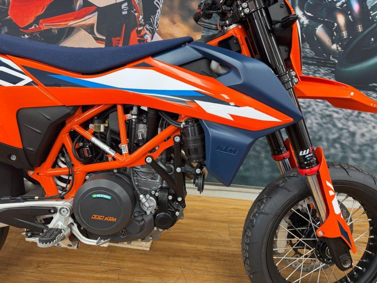 2024 KTM 690 SMC R SUPERMOTARD