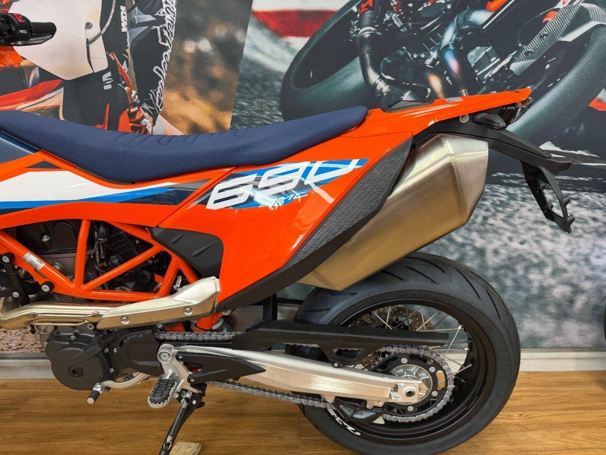 2024 KTM 690 SMC R SUPERMOTARD
