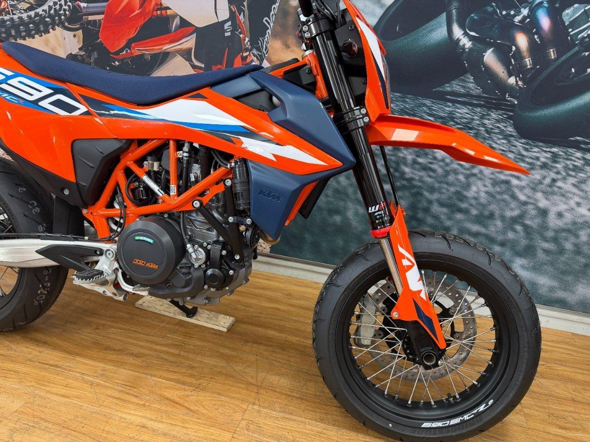 2024 KTM 690 SMC R SUPERMOTARD