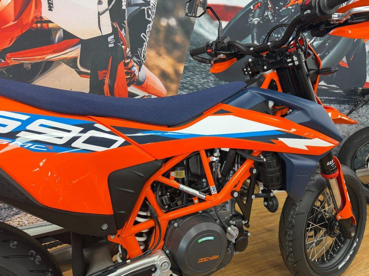 2024 KTM 690 SMC R SUPERMOTARD