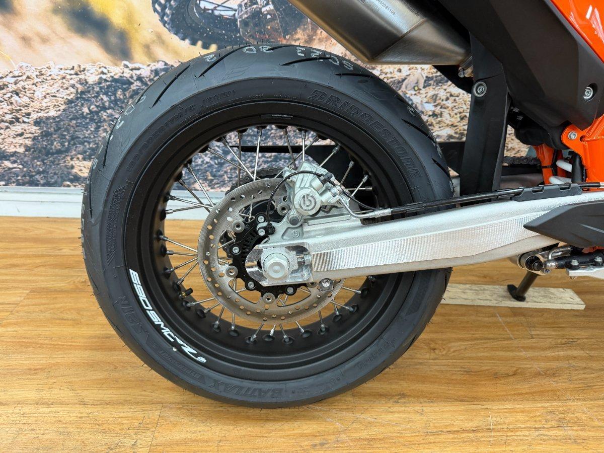 2024 KTM 690 SMC R SUPERMOTARD