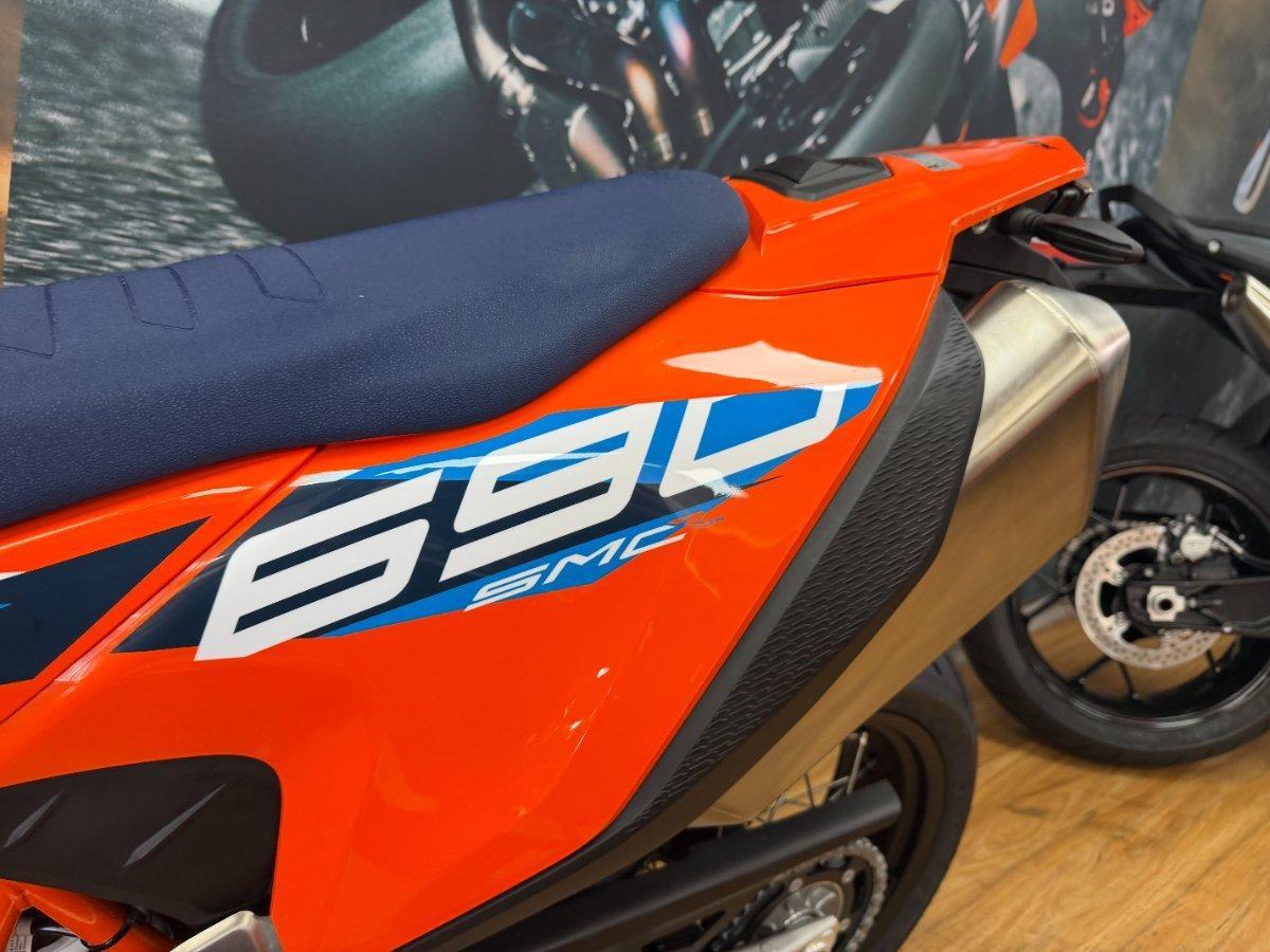 2024 KTM 690 SMC R SUPERMOTARD