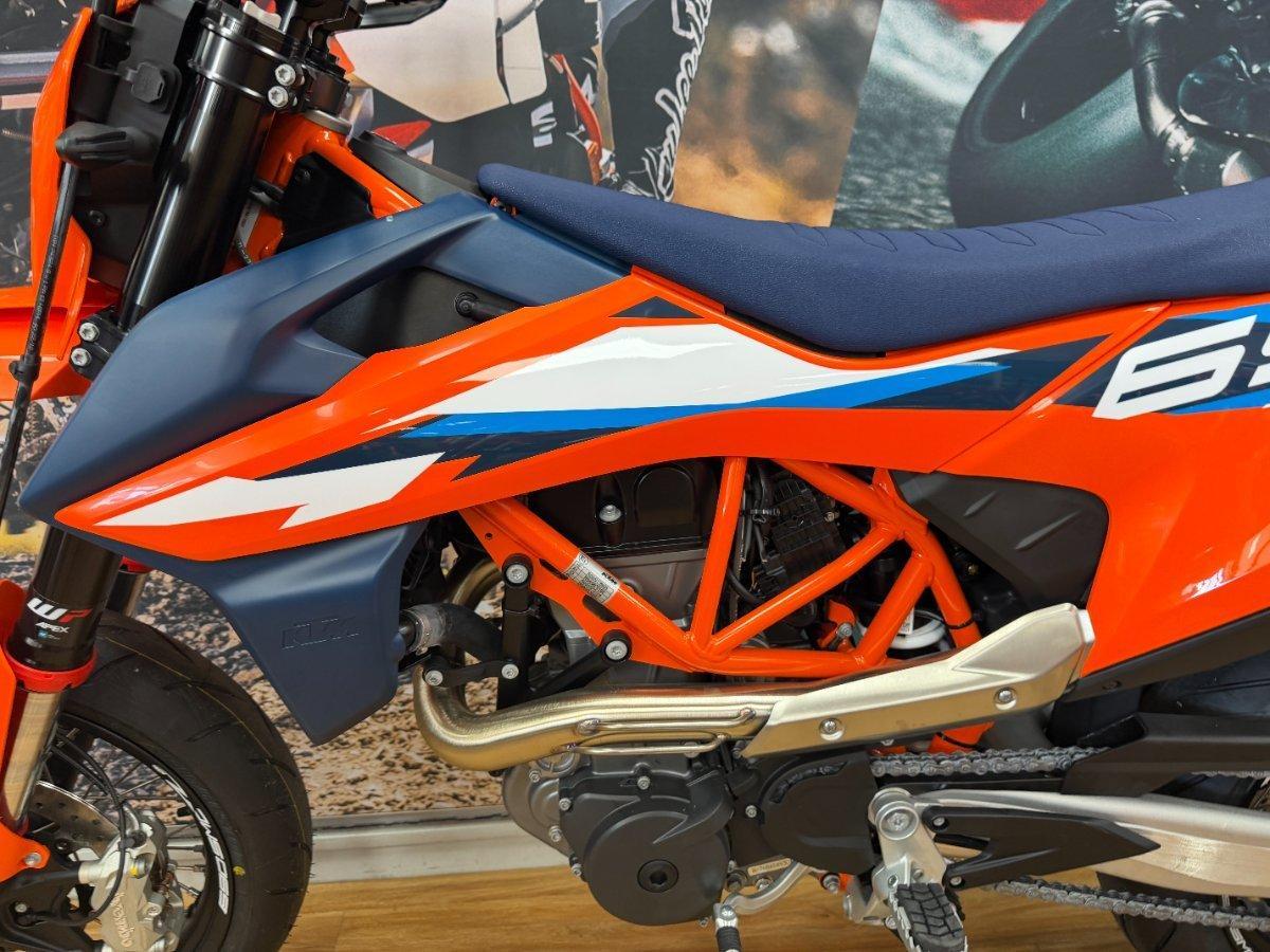 2024 KTM 690 SMC R SUPERMOTARD
