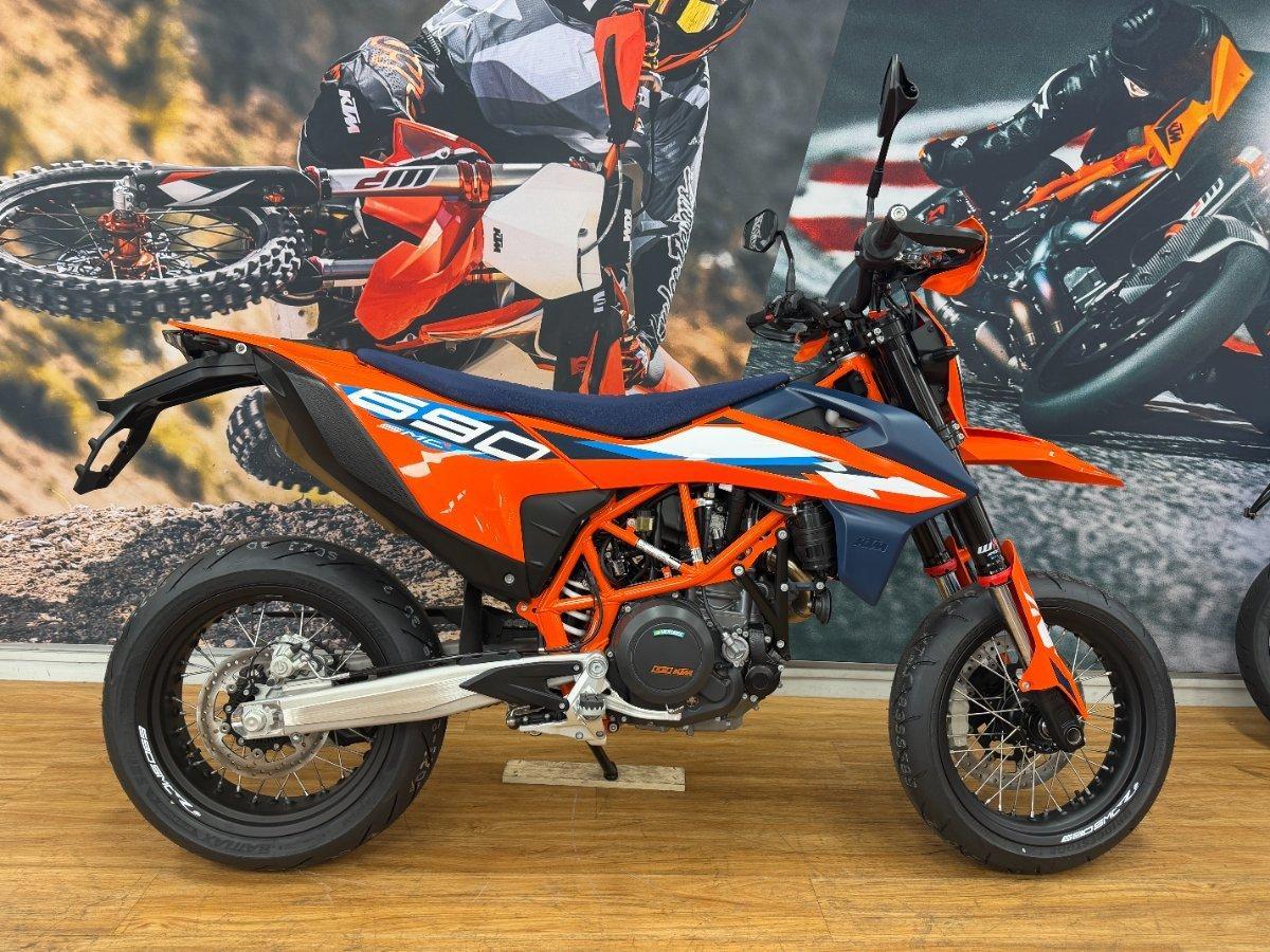 2024 KTM 690 SMC R SUPERMOTARD