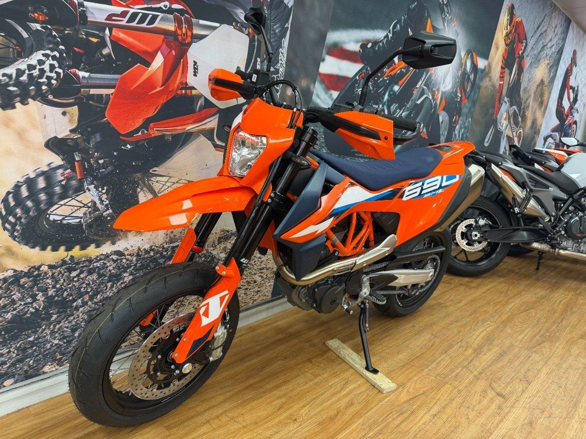 2024 KTM 690 SMC R SUPERMOTARD