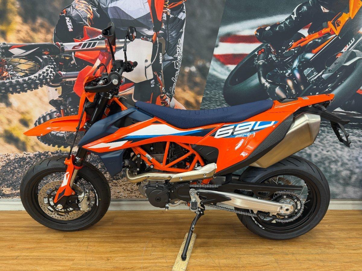 2024 KTM 690 SMC R SUPERMOTARD