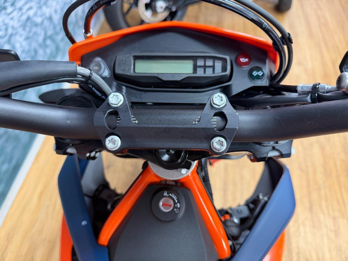2024 KTM 690 SMC R SUPERMOTARD