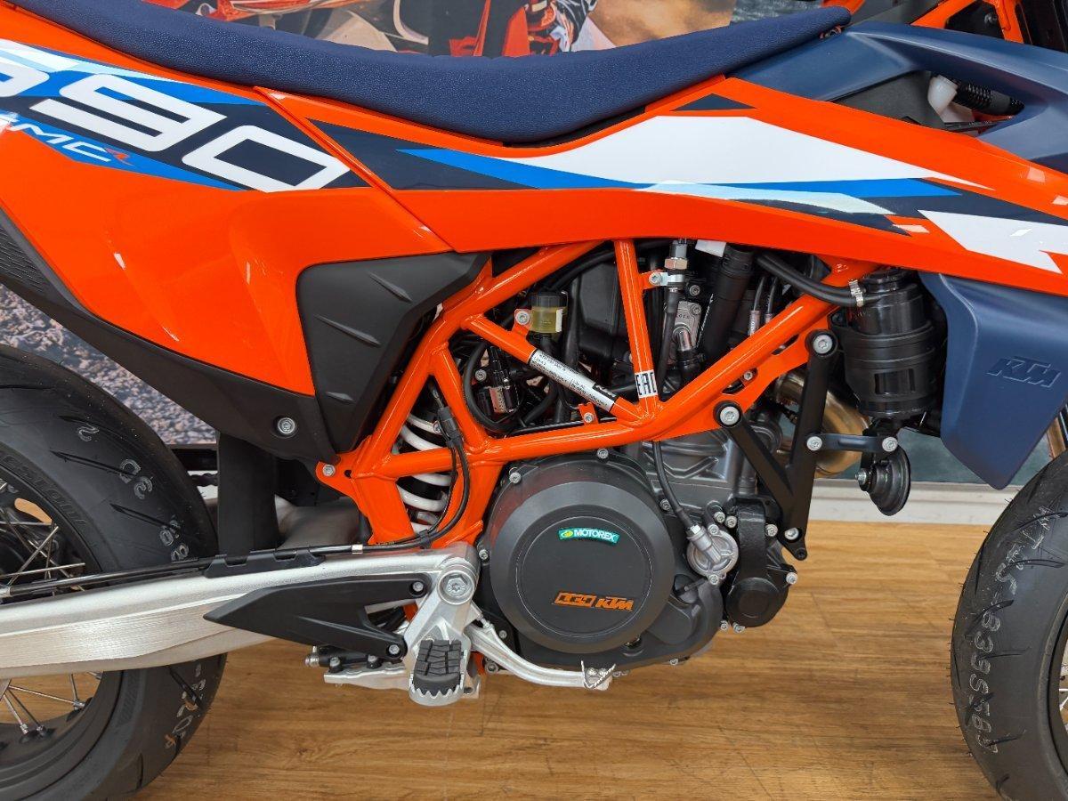 2024 KTM 690 SMC R SUPERMOTARD