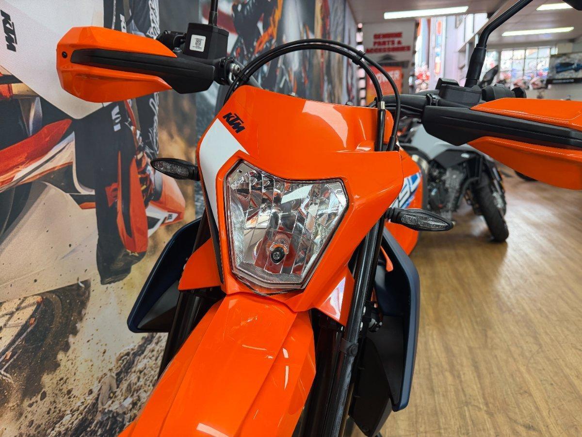 2024 KTM 690 SMC R SUPERMOTARD