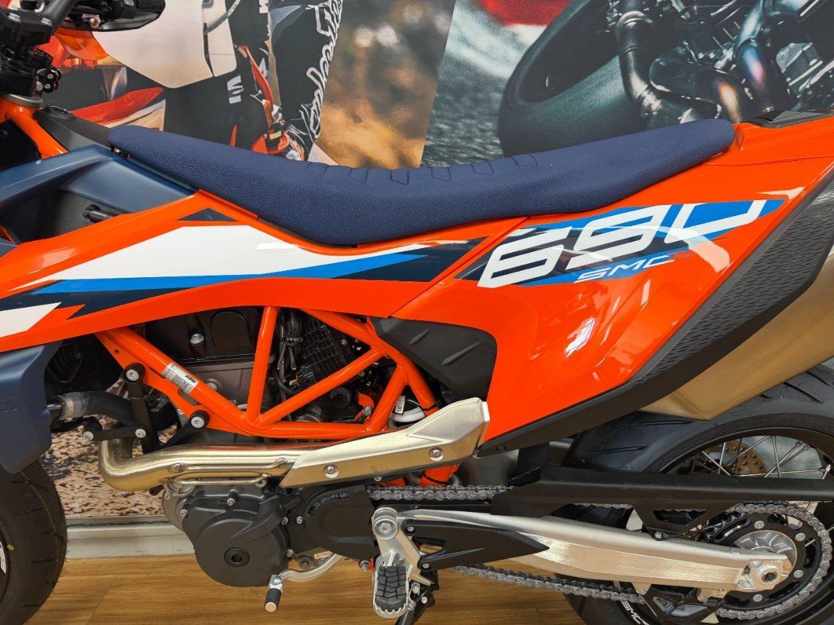 2024 KTM 690 SMC R SUPERMOTARD