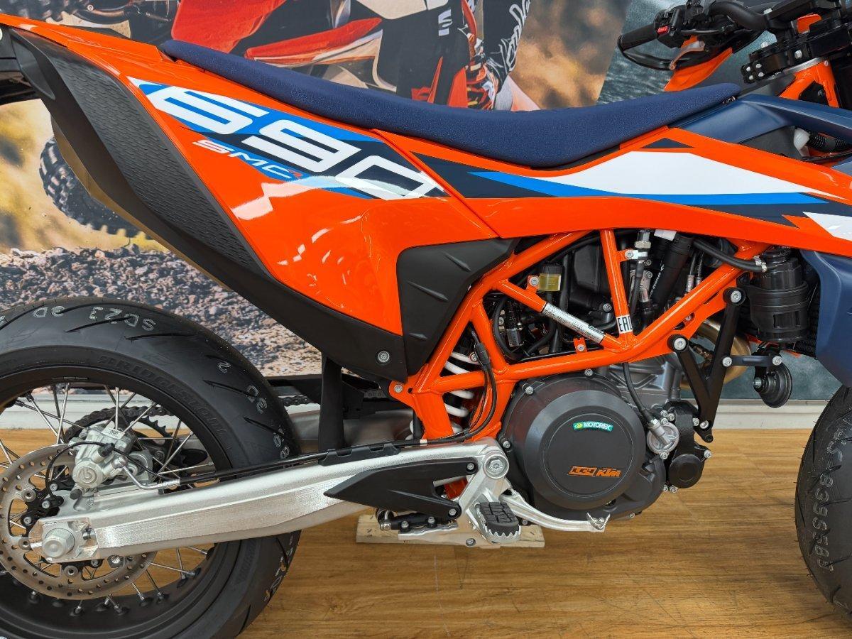 2024 KTM 690 SMC R SUPERMOTARD