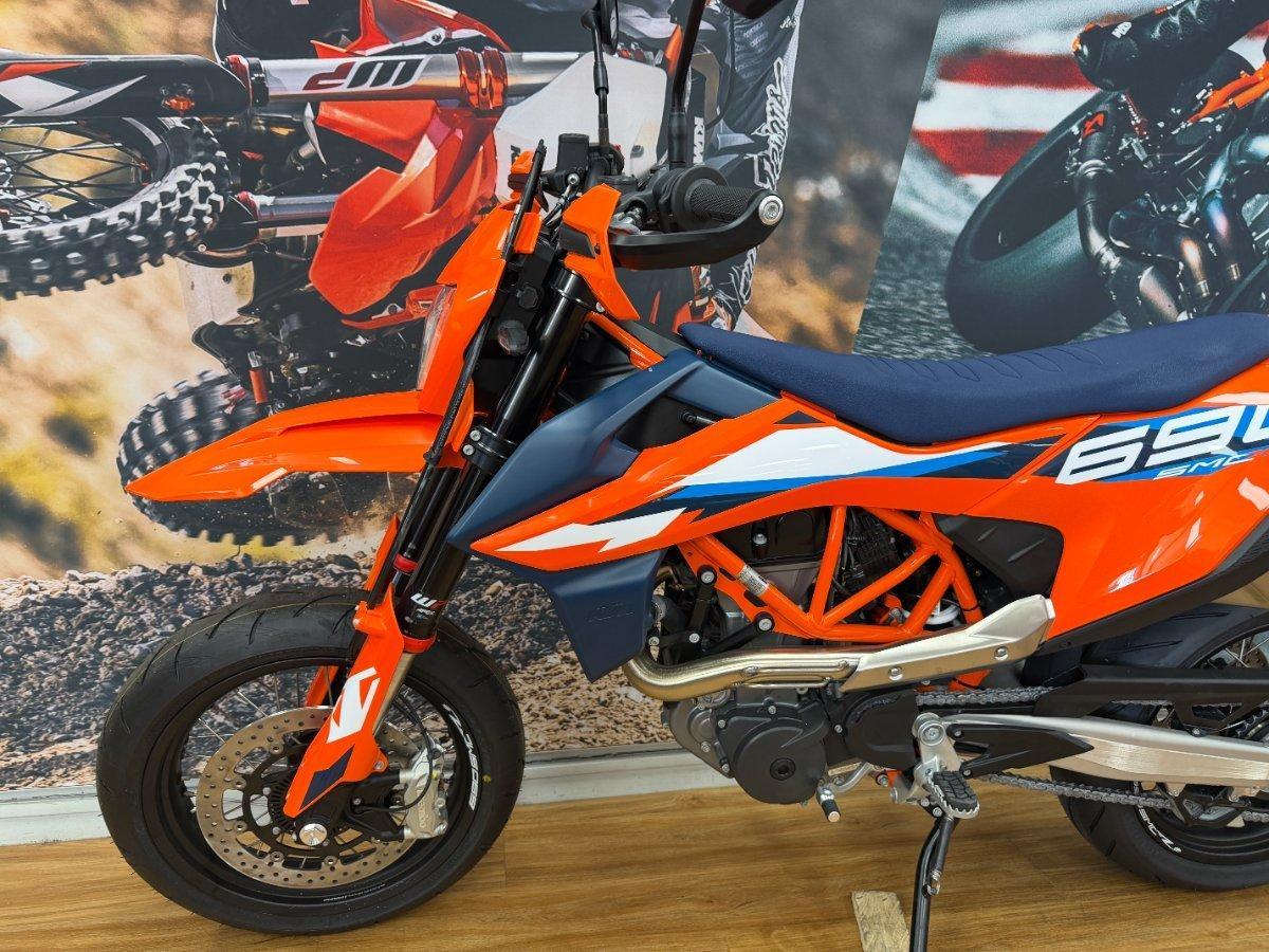 2024 KTM 690 SMC R SUPERMOTARD