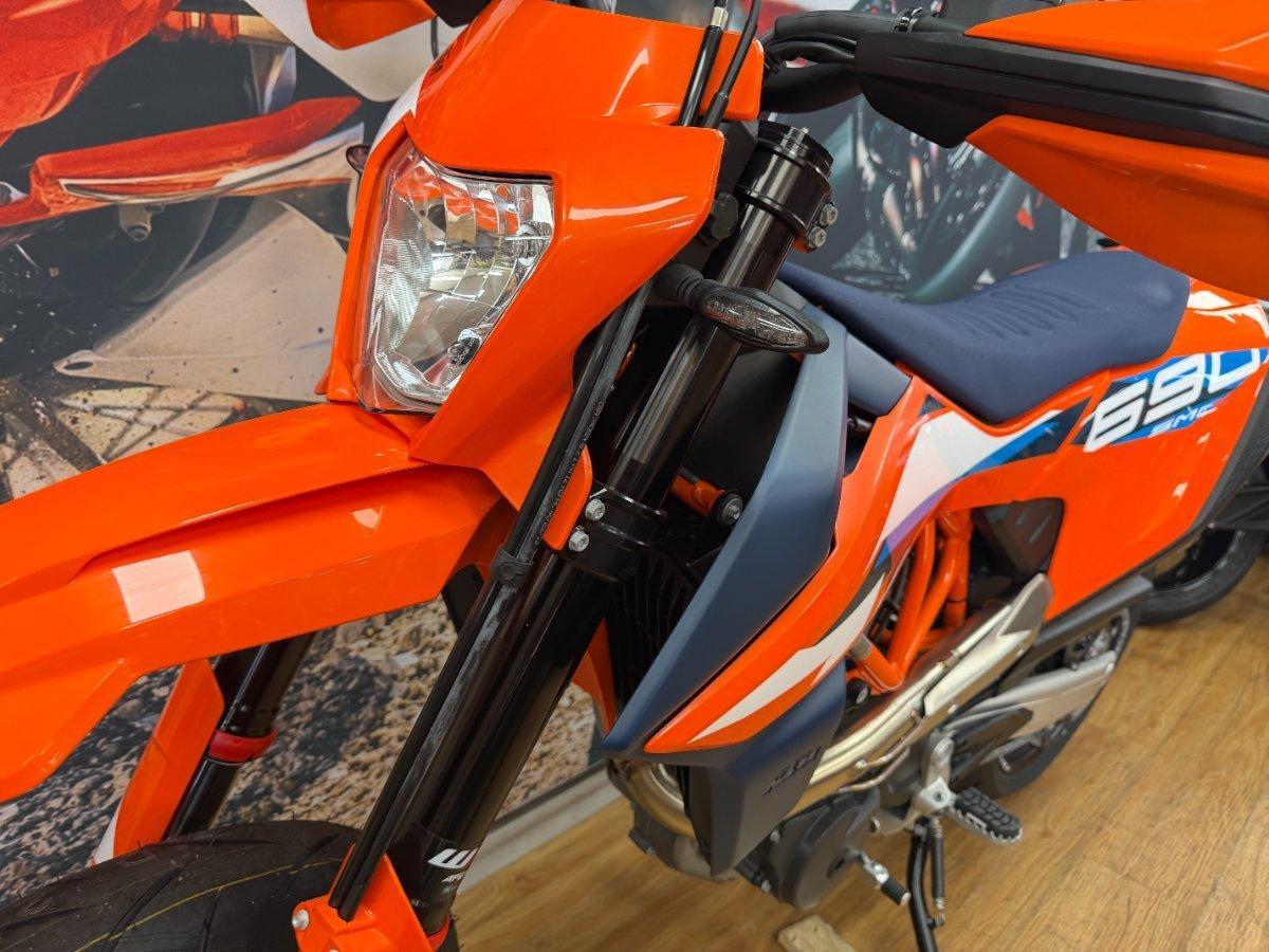 2024 KTM 690 SMC R SUPERMOTARD