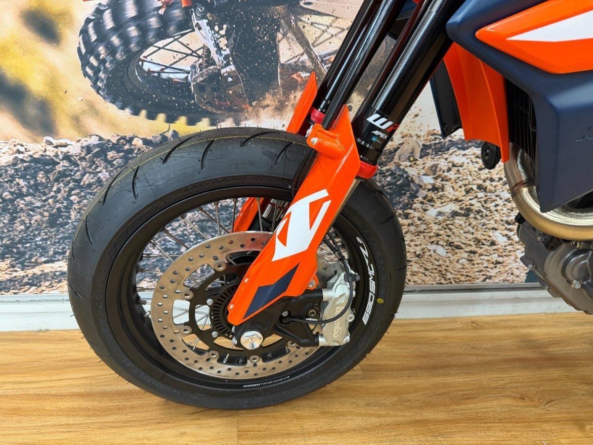 2024 KTM 690 SMC R SUPERMOTARD