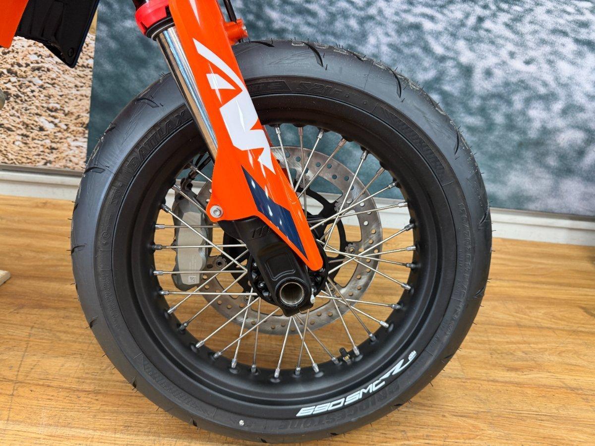 2024 KTM 690 SMC R SUPERMOTARD