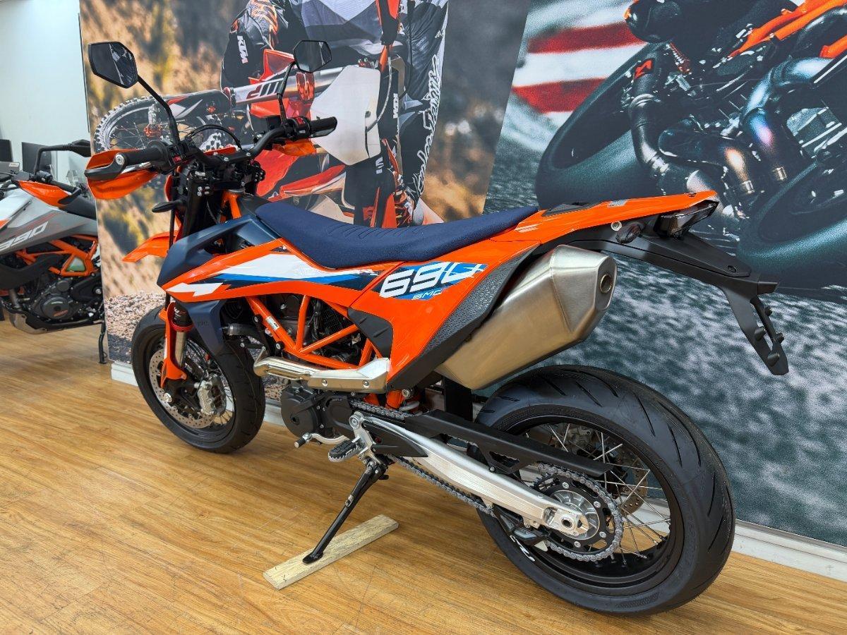 2024 KTM 690 SMC R SUPERMOTARD