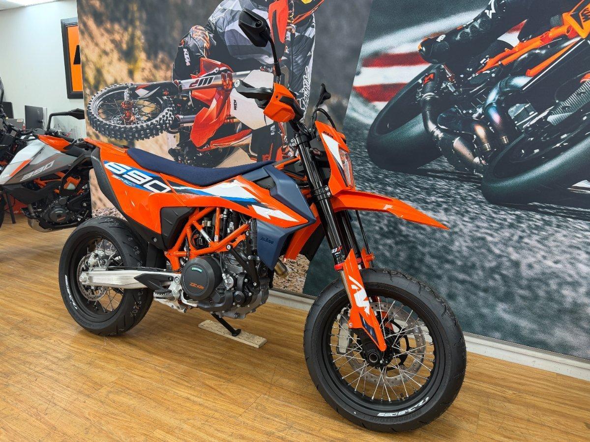 2024 KTM 690 SMC R SUPERMOTARD