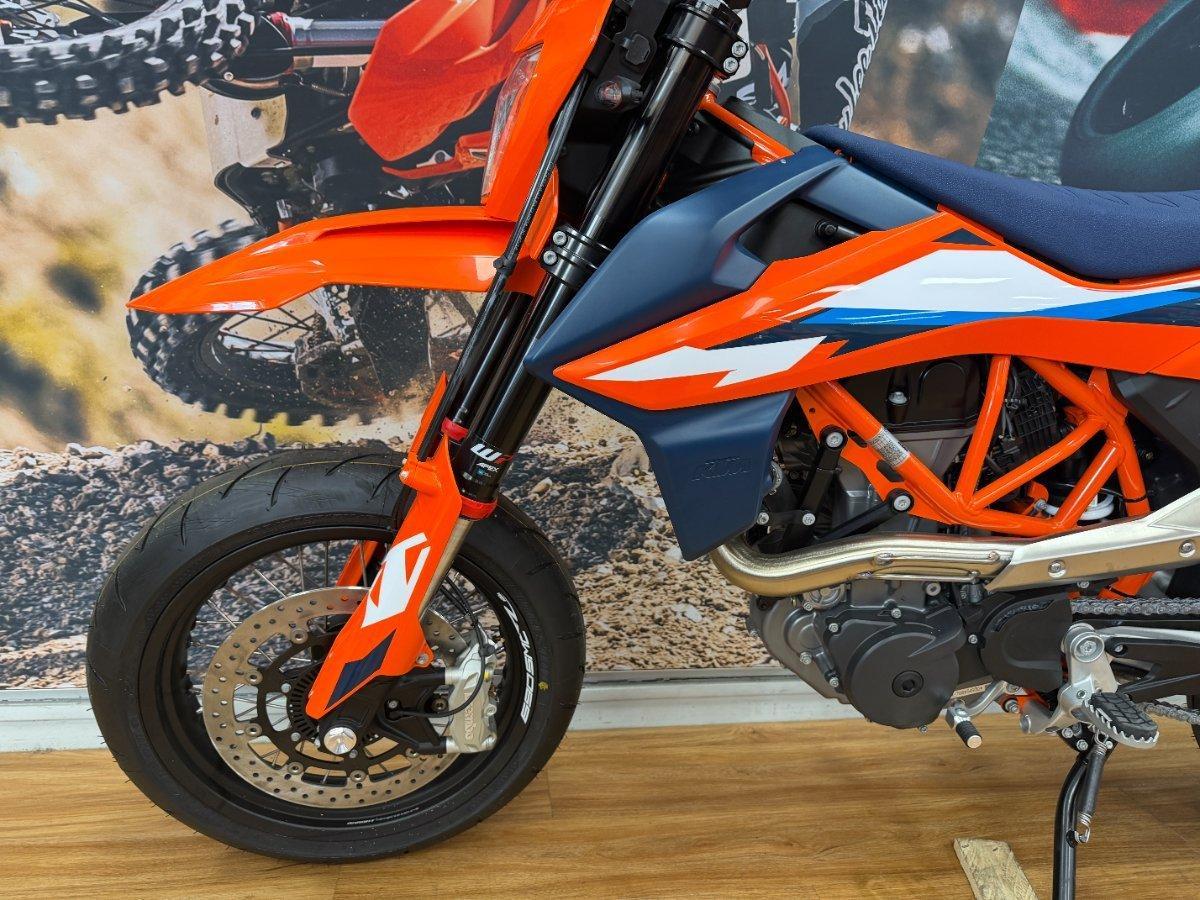 2024 KTM 690 SMC R SUPERMOTARD