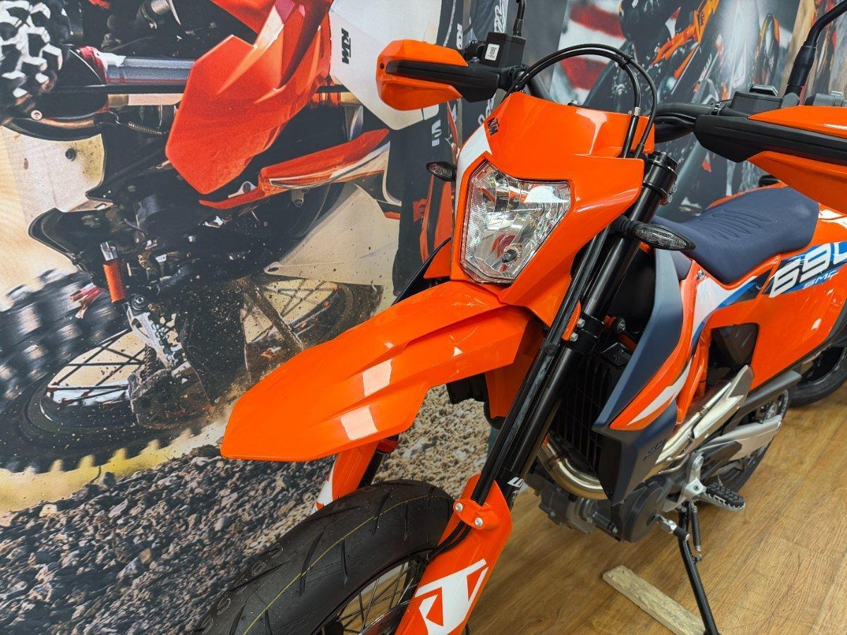 2024 KTM 690 SMC R SUPERMOTARD