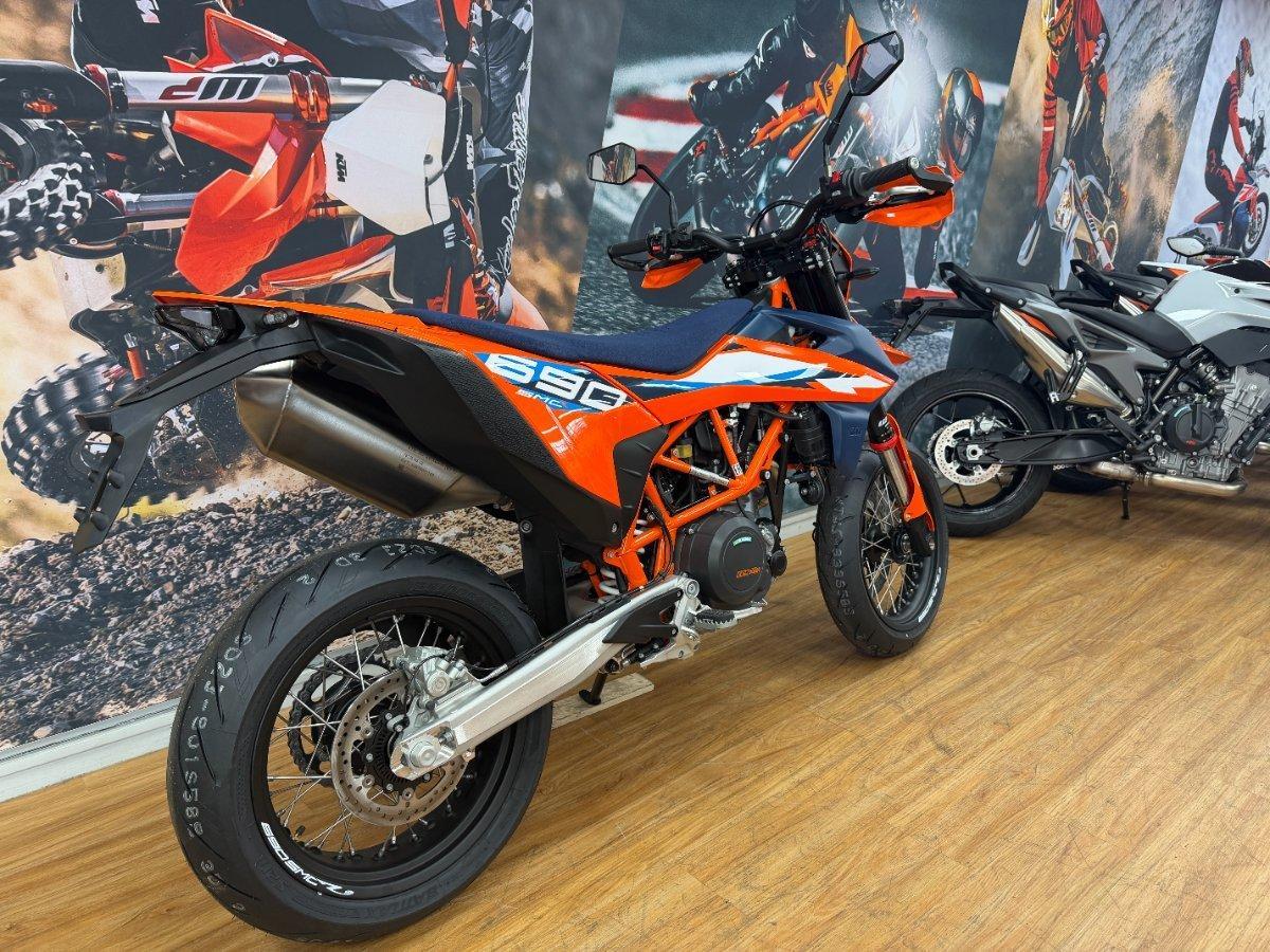 2024 KTM 690 SMC R SUPERMOTARD