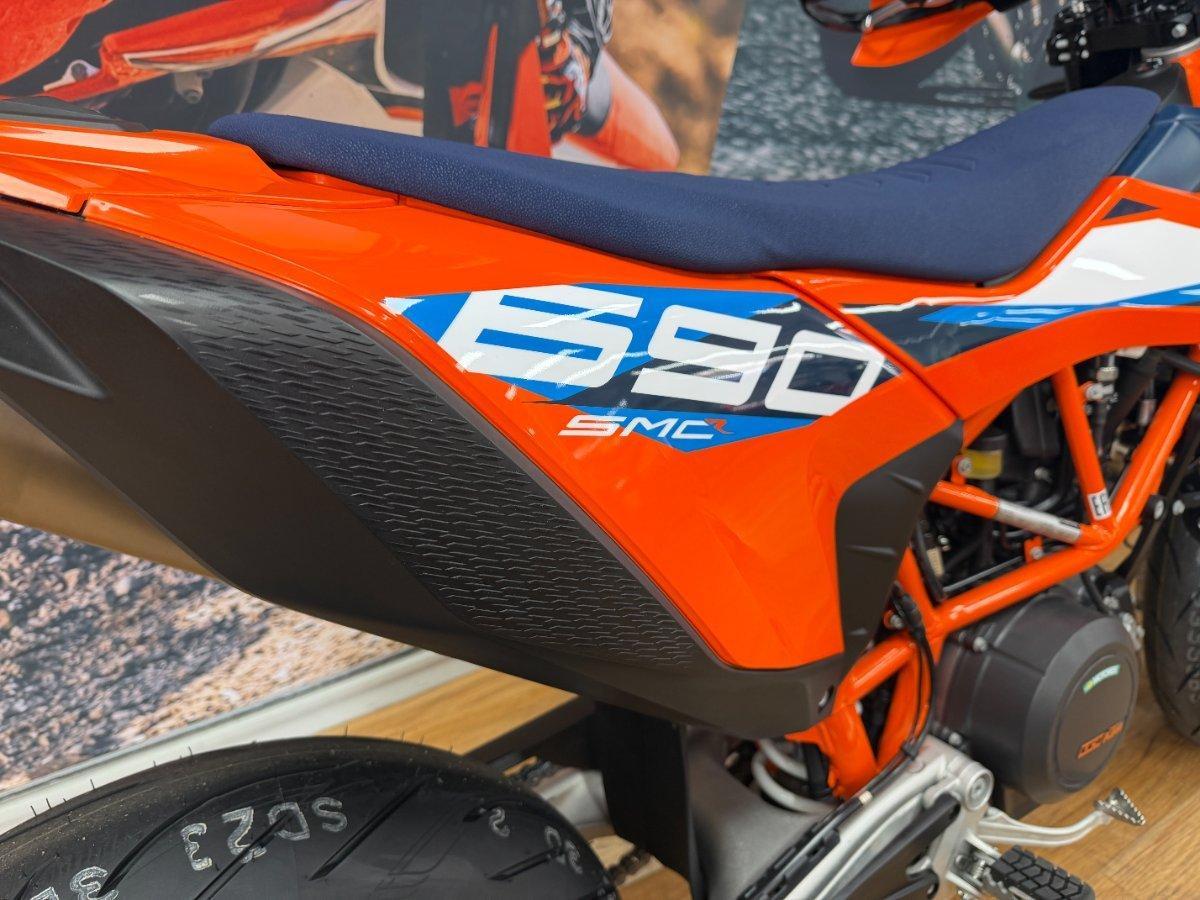 2024 KTM 690 SMC R SUPERMOTARD