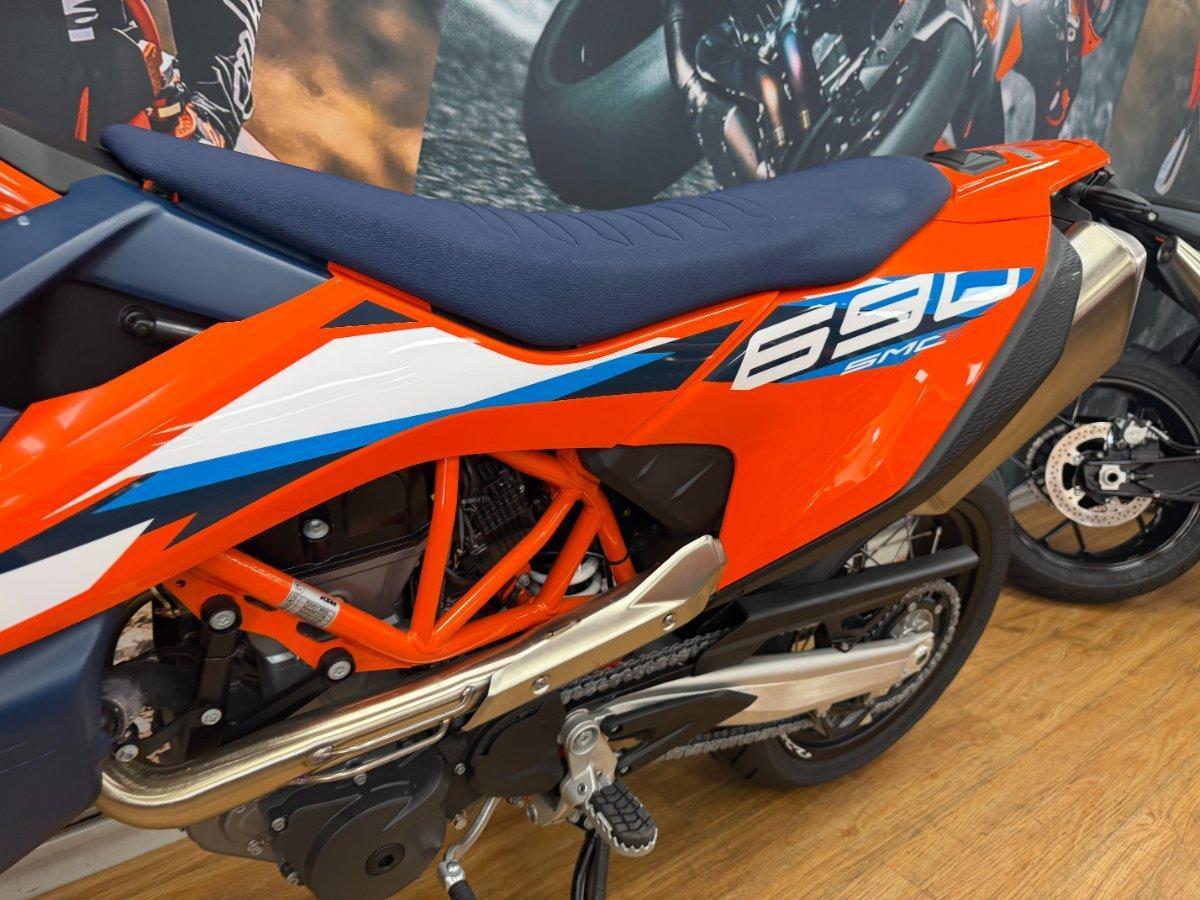 2024 KTM 690 SMC R SUPERMOTARD