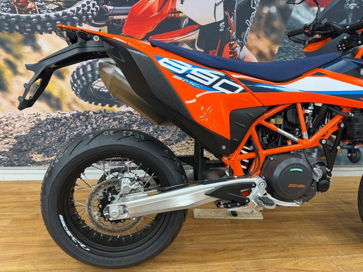 2024 KTM 690 SMC R SUPERMOTARD