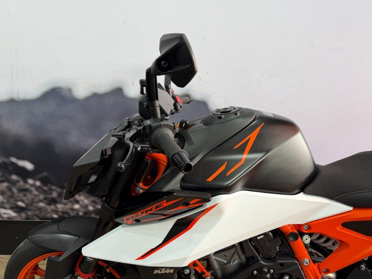 2026 KTM 990 DUKE R ROAD