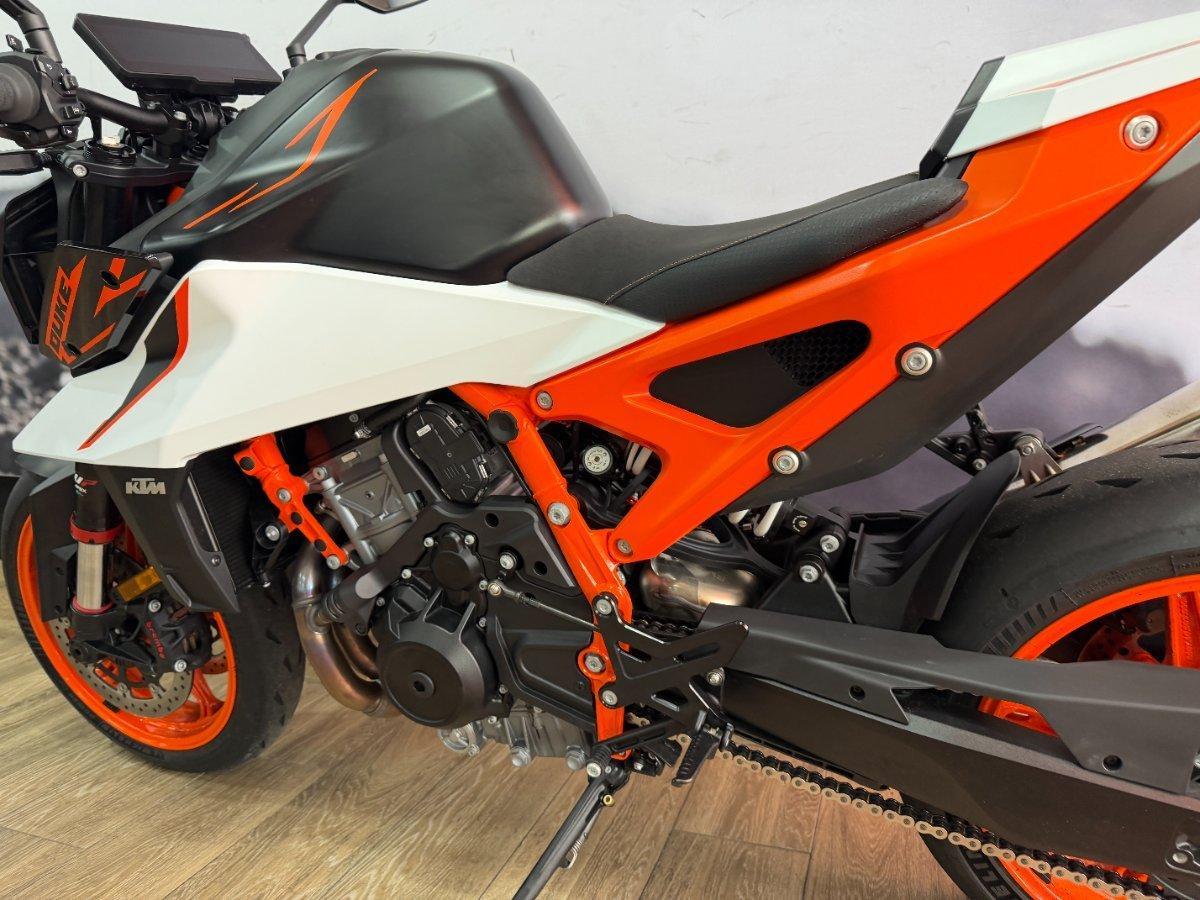 2026 KTM 990 DUKE R ROAD