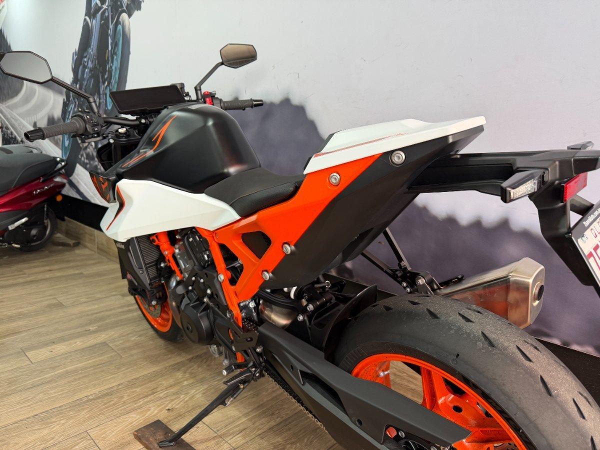 2026 KTM 990 DUKE R ROAD
