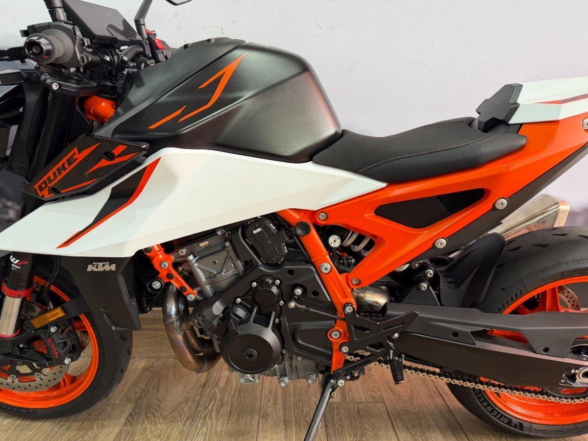 2026 KTM 990 DUKE R ROAD
