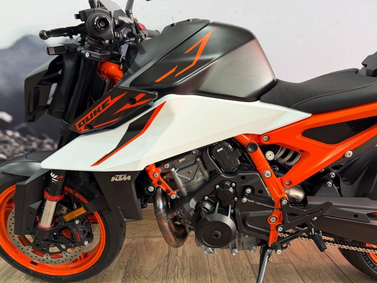 2026 KTM 990 DUKE R ROAD