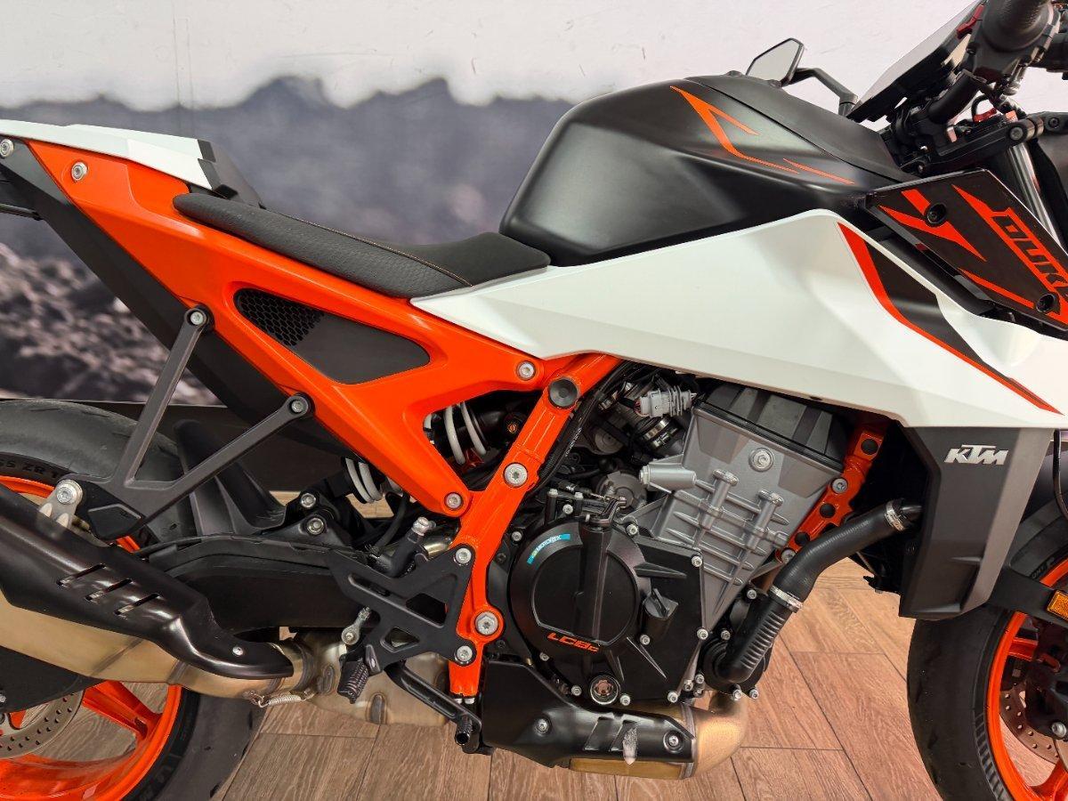 2026 KTM 990 DUKE R ROAD