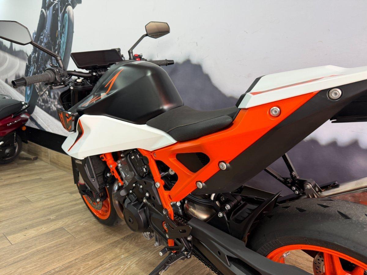 2026 KTM 990 DUKE R ROAD