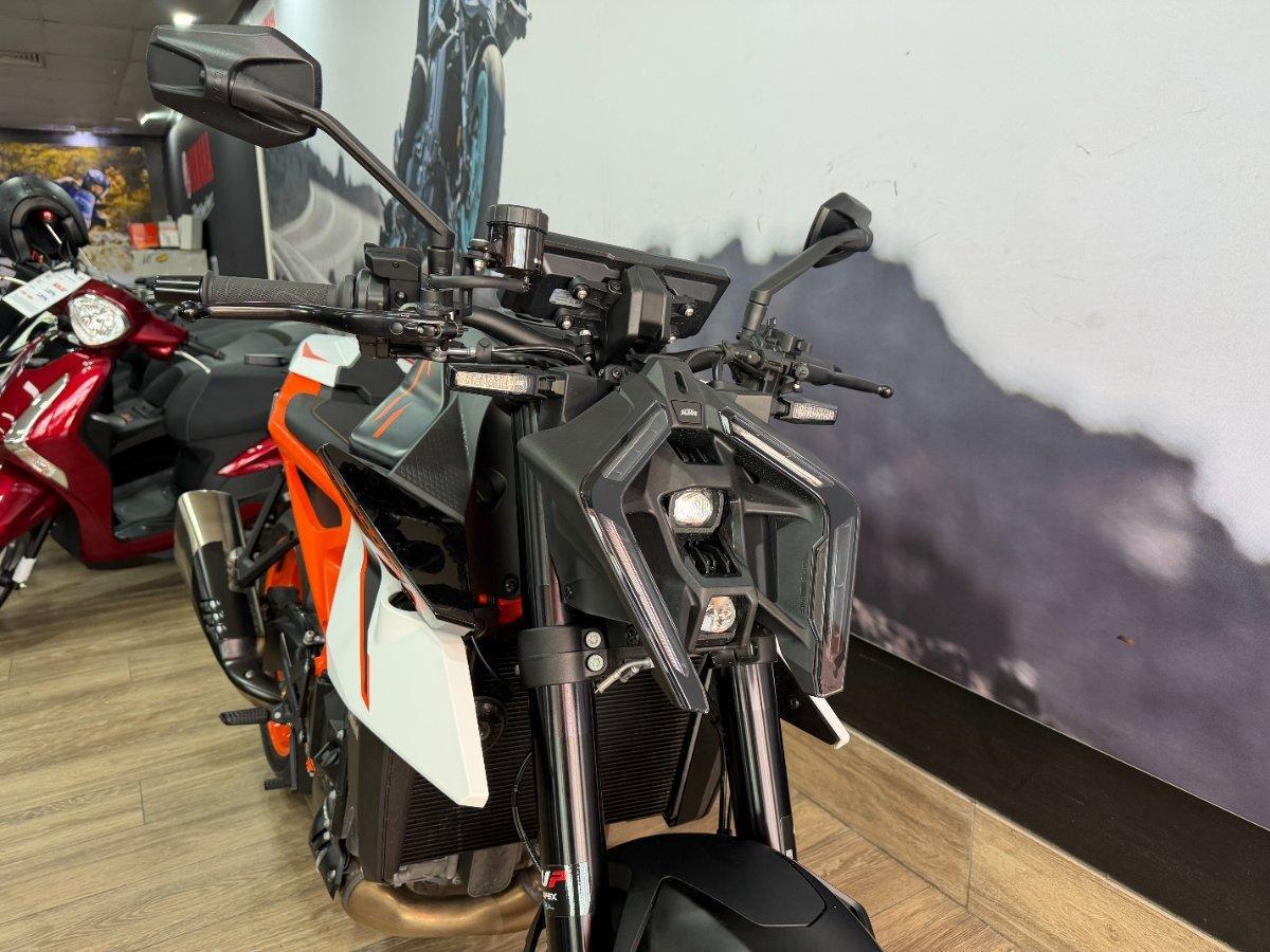 2026 KTM 990 DUKE R ROAD