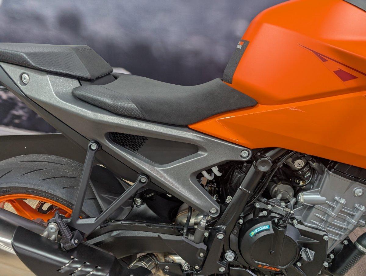 2024 KTM 990 DUKE ROAD