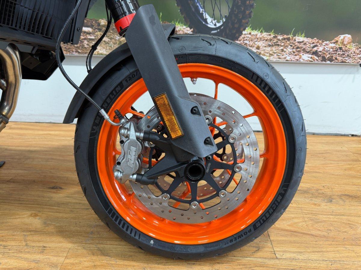 2024 KTM 890 SM-T SPORTS