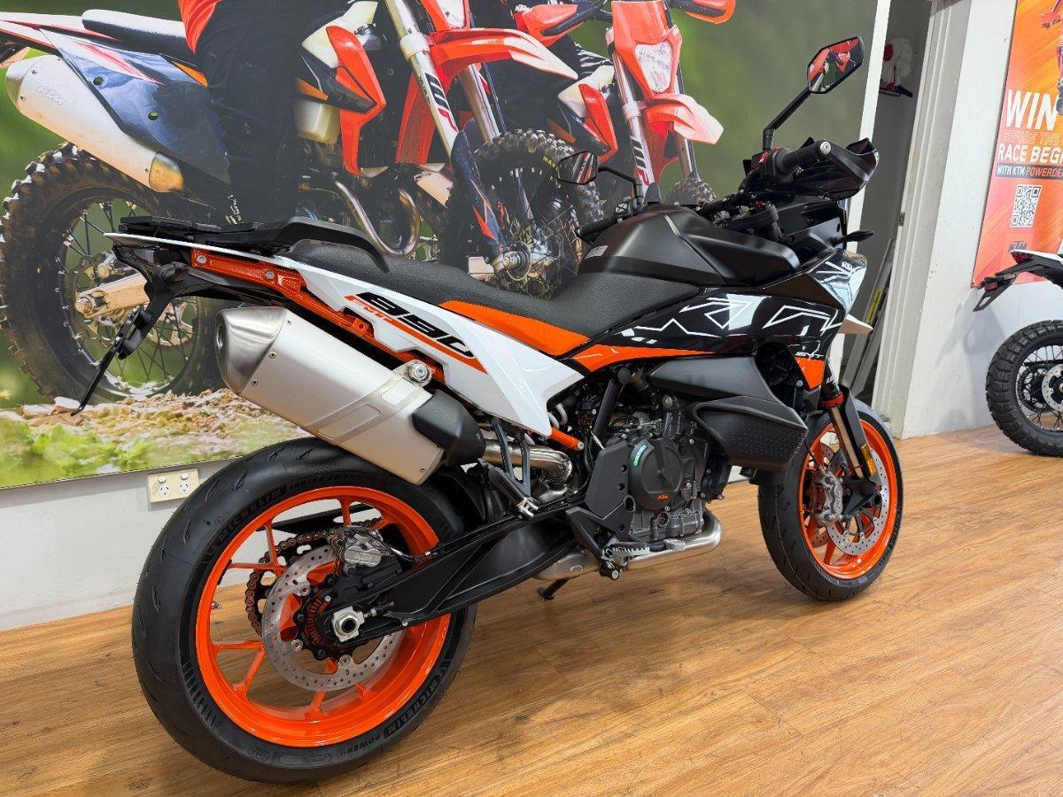 2024 KTM 890 SM-T SPORTS