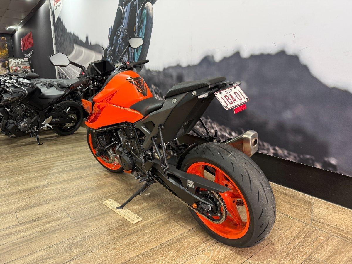 2024 KTM 990 DUKE ROAD